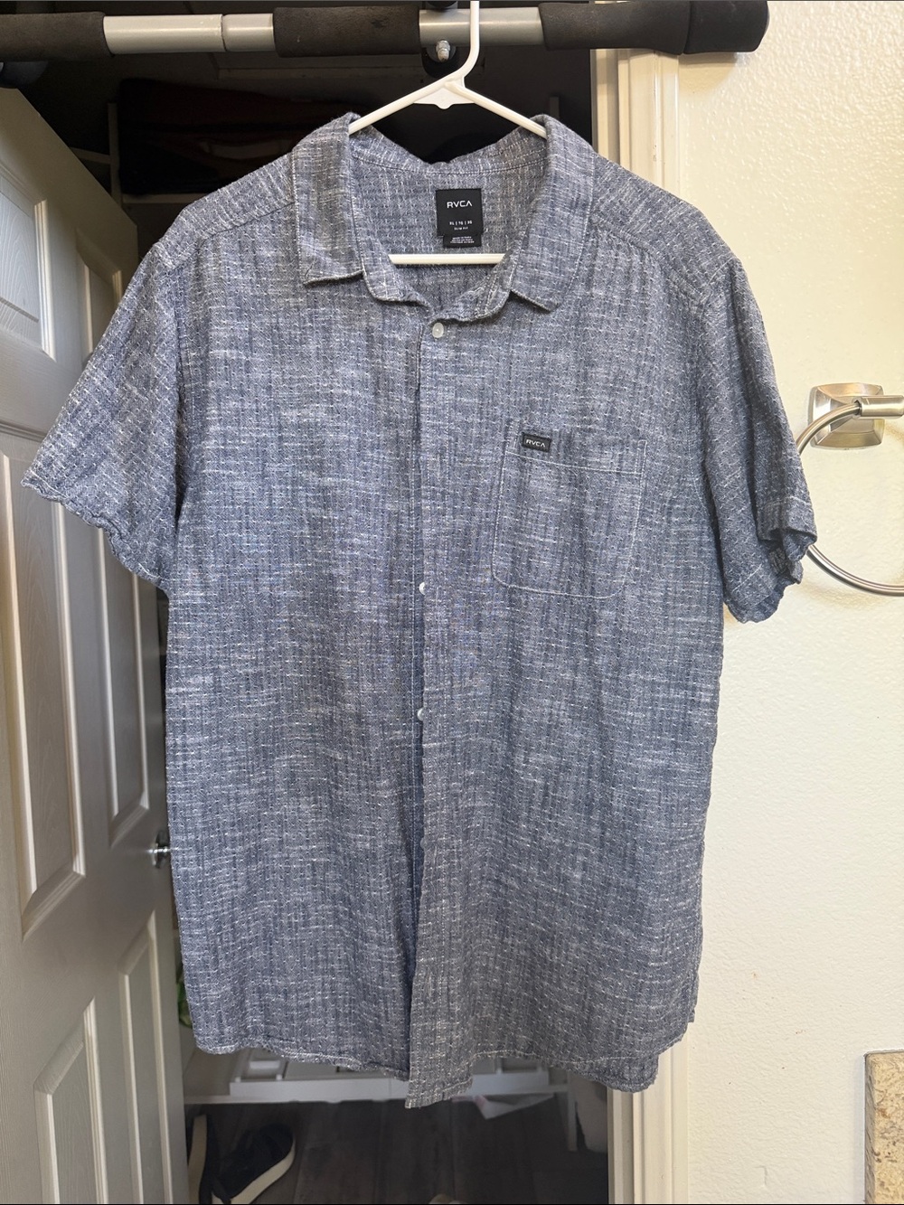 RVCA Men’s Short-Sleeve Button-Down Shirt in Heather Blue